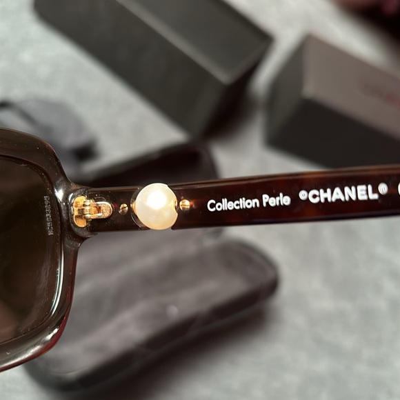Chanel sunglasses with faux peal - Picture 4 of 12